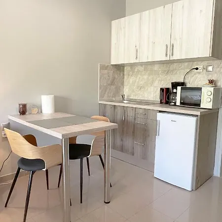 Rhodes Central: King Bed Appartement